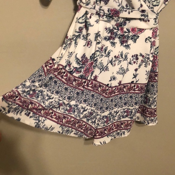 Francesca’s White Floral Romper Tie Belt Size Small - Picture 3 of 6